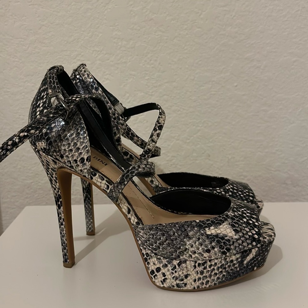 Gianni Bini Snakeskin Heels, 8M